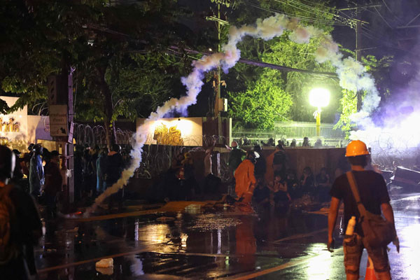 泰国镇暴警察对示威人群使用催泪弹。