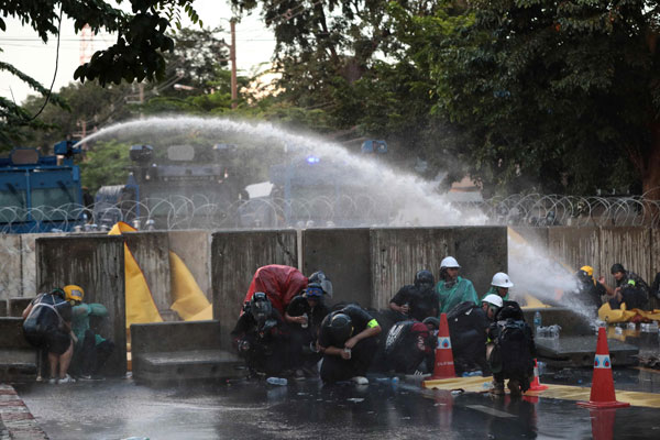 除了催泪弹，泰国镇暴警察也出动水炮车，“伺候”示威者。
