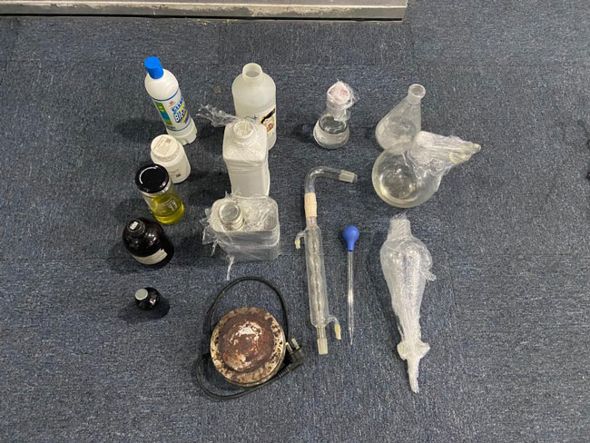 警方下行动中起获的多个炼毒工具和冰毒。