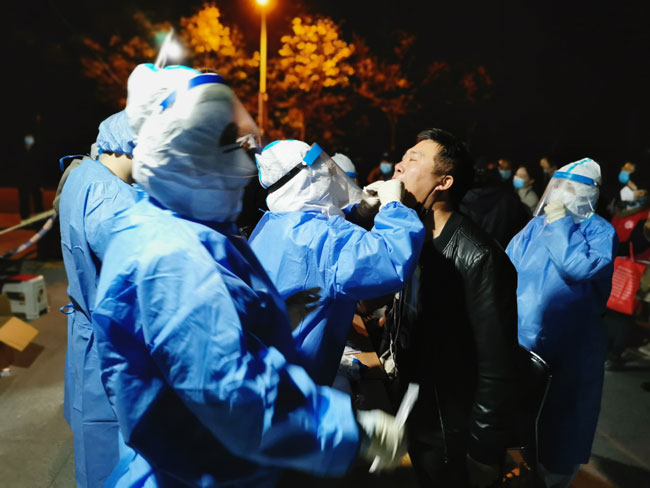 医护人员连夜为天津市滨海新区汉沽街居民进行核酸检测。（新华社）