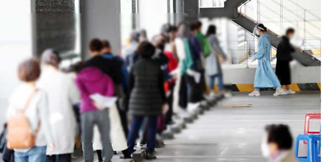 韩国民众在其中一家筛查诊所排队等候检验。（资料图）