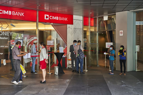 联昌国际已裁退3名新加坡业务主管；图为新加坡的一家联昌银行分行。彭博社