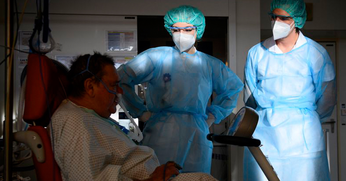 日内瓦大学医院重症病房内的其中一名新冠肺炎病患。