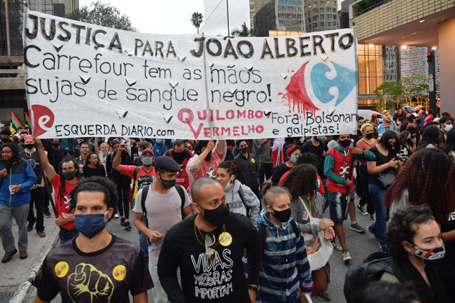 圣保罗市民众上街游行抗议歧视黑人。（法新社）