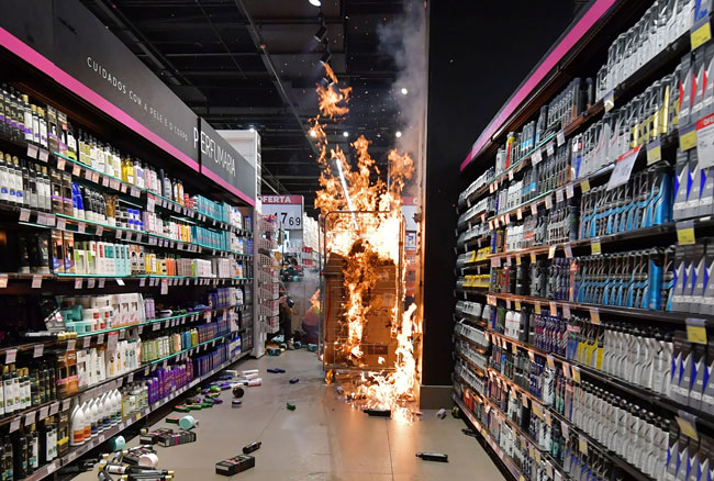 圣保罗市家乐福超市周五遭示威者占据，并点火烧货物。（法新社）