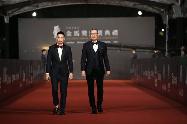 《南巫》导演张吉安（右）与出品人陈万盛（左）一同走上红毯。（图：金马影展TGHFF面书）