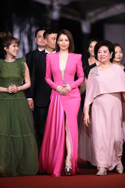 徐若瑄选穿ALEX PERRY桃红色长礼服，深Ｖ、开衩的设计优雅展现好身材。