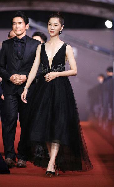 电影《孤味》演员谢盈萱穿着超深V全黑礼服登场。