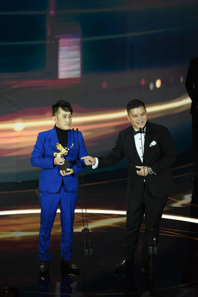 来自大马的郭子胜（左）凭《男儿王》拿下“最佳造型设计”奖。右为导演王国燊。