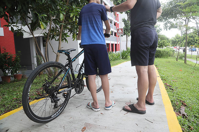陈光伟（右）指，儿子（左）日前在住家附近的人行道上骑脚车时，被一名六旬大叔掌掴。