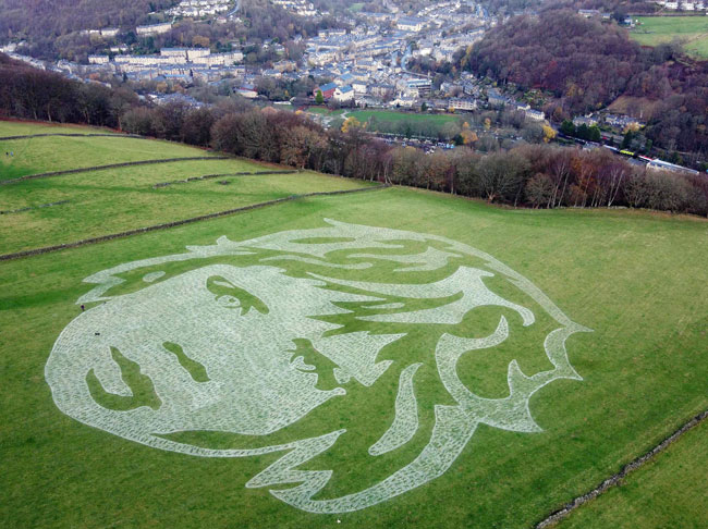 配合11月20日世界儿童节，英国北部艺术家在草地上绘制巨型儿童头像画。（法新社）