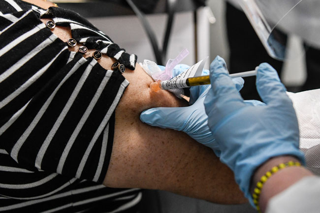 佛州志愿者注射新冠肺炎疫苗。