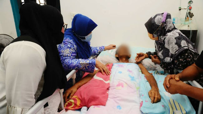 罹患癌症第四期的哈密沙礼（右2）于周一傍晚逝世。
