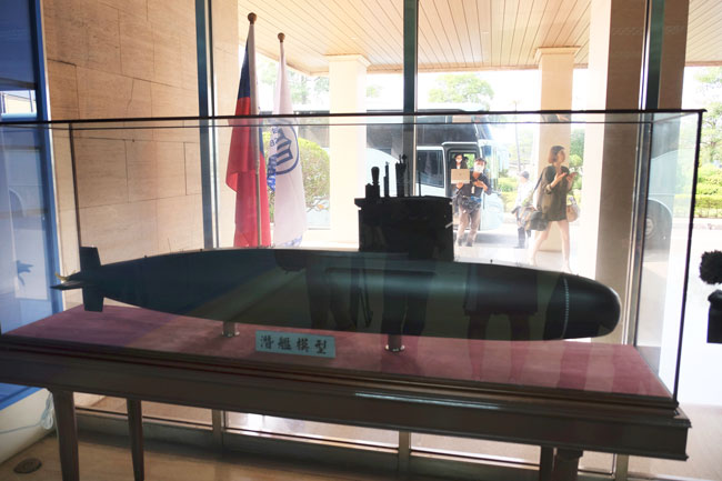 台船公司周二举行潜舰原型舰开工典礼，现场展示自造潜舰模型。（美联社）