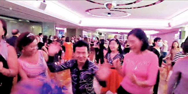 网上流传视频显示，群众没戴口罩在香港美孚君好宴会厅跳舞。