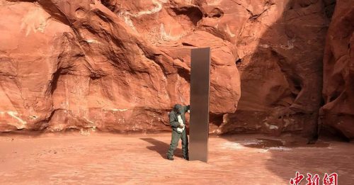 犹他州山谷现 神秘金属巨柱