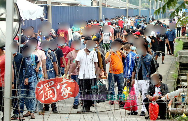 周五再有大批劳工从封锁区被带离，由于人数众多，等待区人挤人。