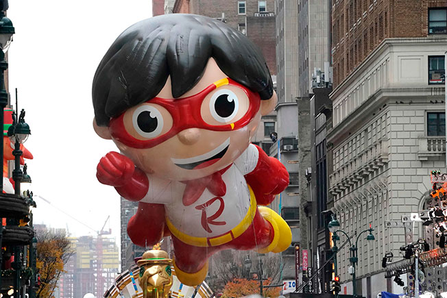 孩童节目“莱恩的世界”角色“红色泰坦”造型的气球漂浮起来。（法新社）
