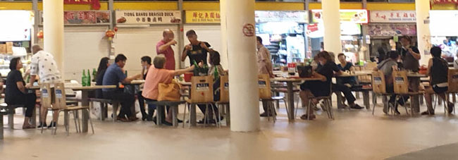 约23人在中峇鲁市场的熟食中心吃饭畅饮。