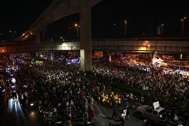 曼谷民众预防政变集会盛况。（法新社）