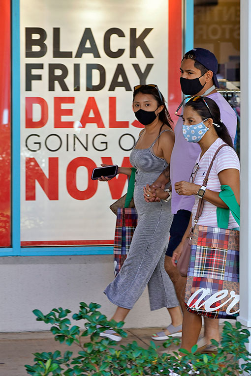 戴着口罩的民众周五在佛州埃伦顿的艾伦顿名品商店购物。（美联社）