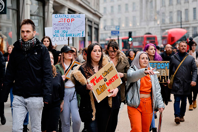 约300至400名不戴口罩的示威者，周六在伦敦西区（商业区）的牛津街和摄政街街头游行。（法新社）