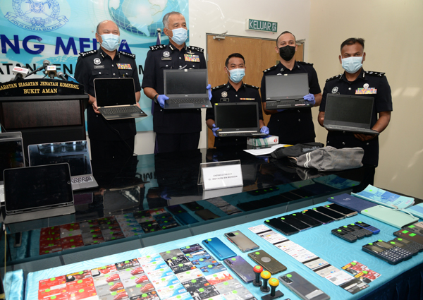 再努丁（左2）向记者展示警方在行动中，起获的战利品；左起为该局副总监拿督卡马鲁丁及此案查案官胡斯尼警长。