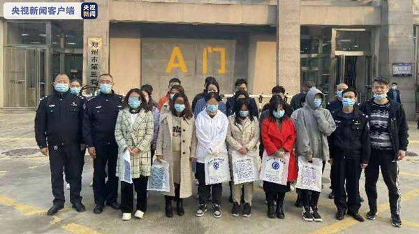 中国河南郑州市有教育机构以“孔子学院”名号招摇撞骗。涉案嫌犯被逮捕后，逃避镜头。