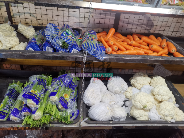 中国进口本地的蔬菜因运输费暴增，菜价居高不下。