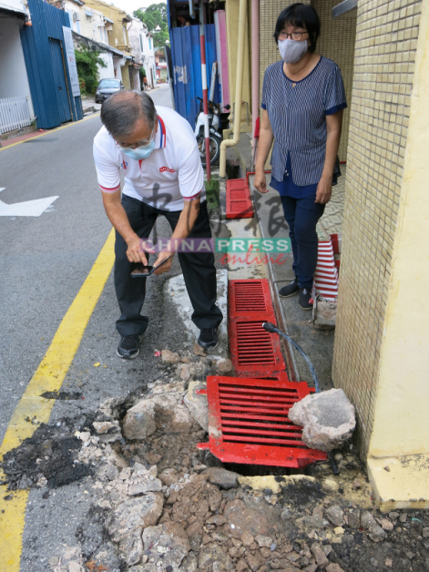 陈劲源拍下老街路口的护栏被锯断，造成其中一条水管被割断照片，以向有关当局汇报。