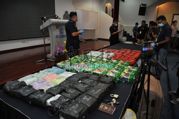 警方在多项取缔行动中起获各类毒品。