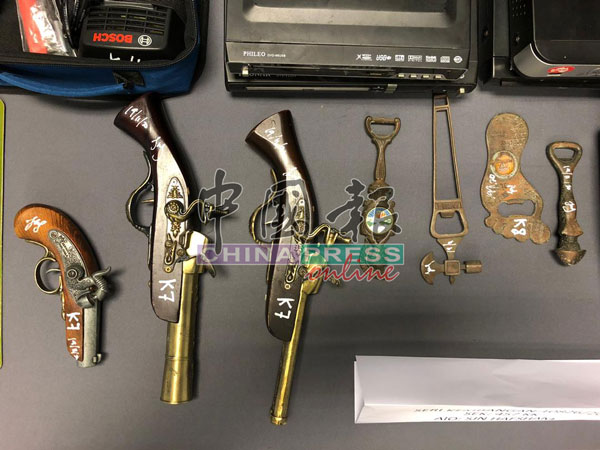 警方展示从嫌犯住家起获的古董枪。