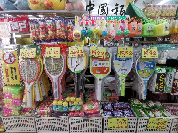 市場上售賣各種品質與價格的電蚊拍。