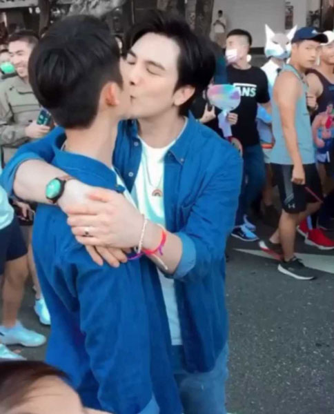 谢佳见昨参与同志游行时大方亲吻新生代男星林辉瑝。（图／读者提供）