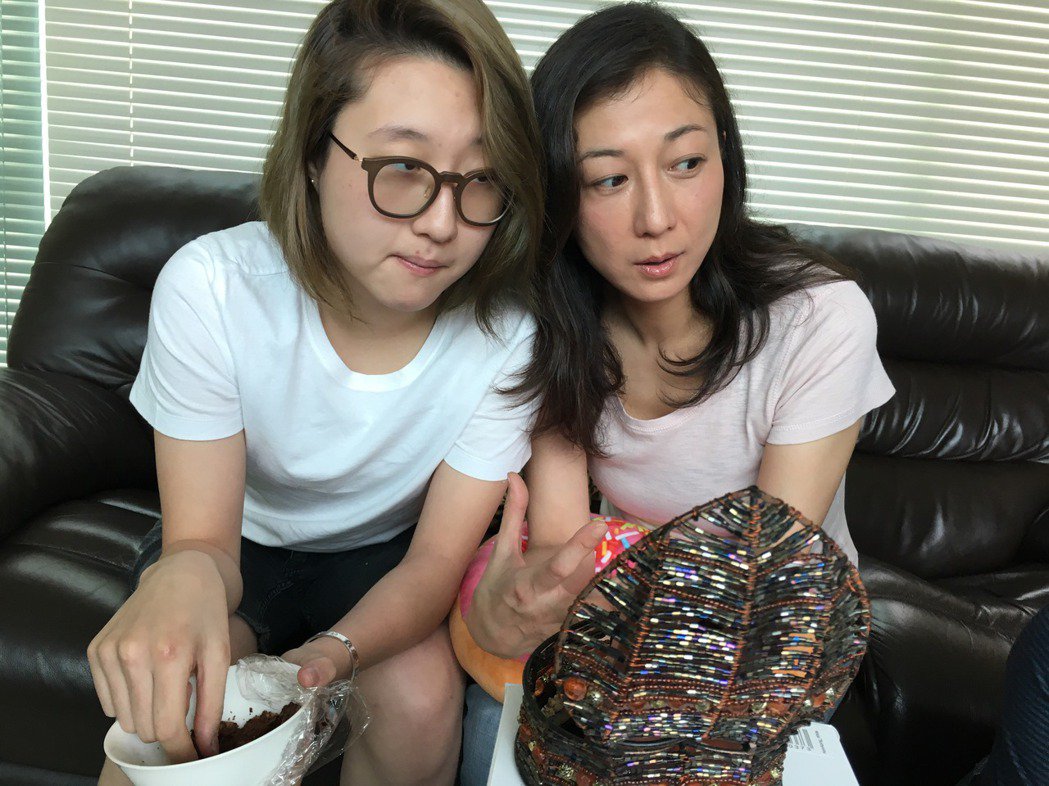 吴绮莉（右）生下女儿吴卓林（左）后，一肩担起照顾女儿的责任。
