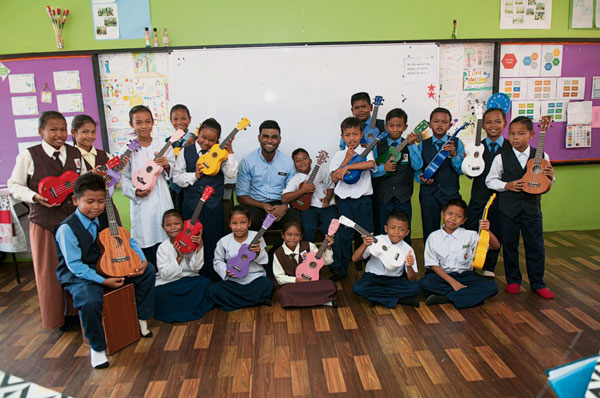在森米尔老师带领下，原住民同学在欢乐弹唱中学英语，图为同学们组成的乌克丽丽乐团——The Originals。