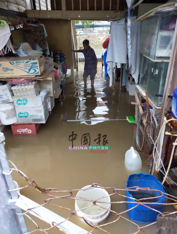 当大雨来袭，三芭弄住家很快浸水。