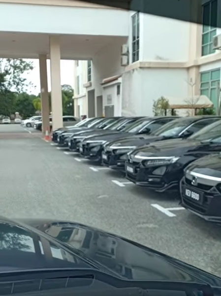 视频拍摄簇新本田雅阁轿车停泊在州政府大厦停车。（阿布峇卡面子书）