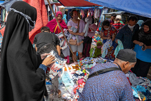 印尼民众周六在耶加达市场购物。 