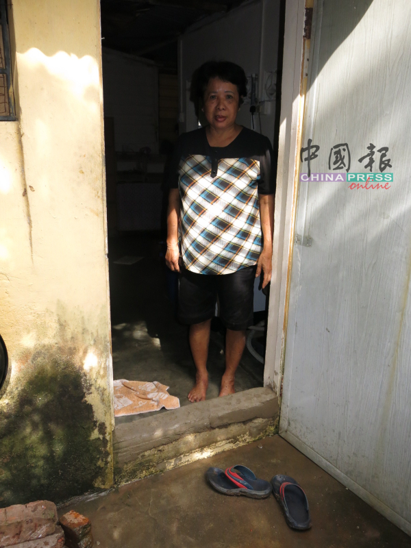 张丽娜将入口处筑高，防止沟水淹入屋内。