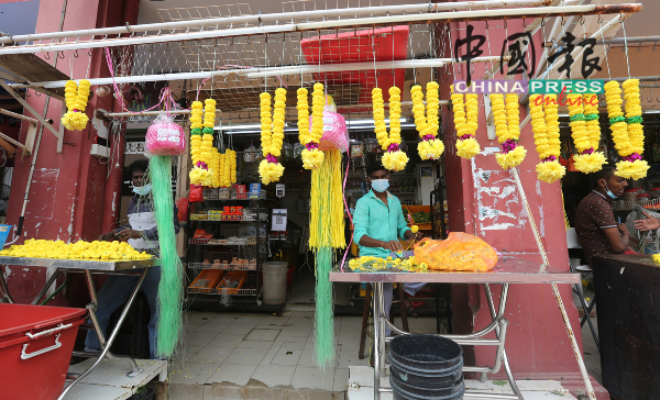 在新路不难看见有些业者售卖以菊花串成的花圈环，以在屠妖节当天献神。