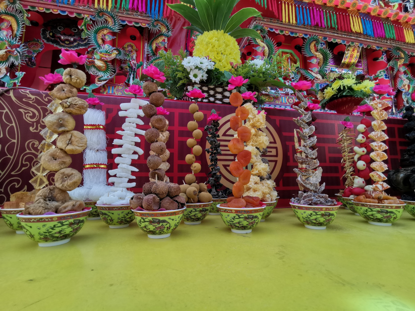 峇峇娘惹独有的素料插串祭拜天神。