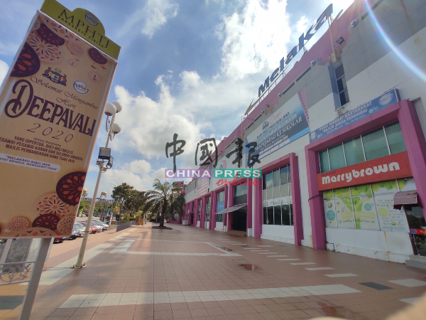 汉都亚再也市议会开放马六甲广场前的空地，让小商贩做生意。
