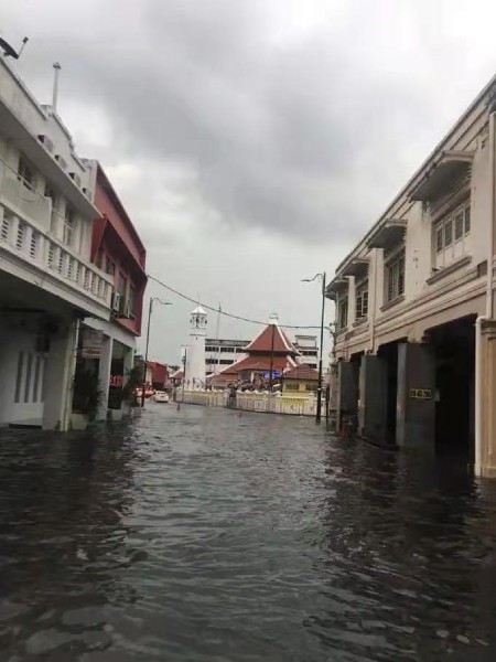 网民在网上发出甲市区甘榜于汝大水灾照片，其实是旧照片。