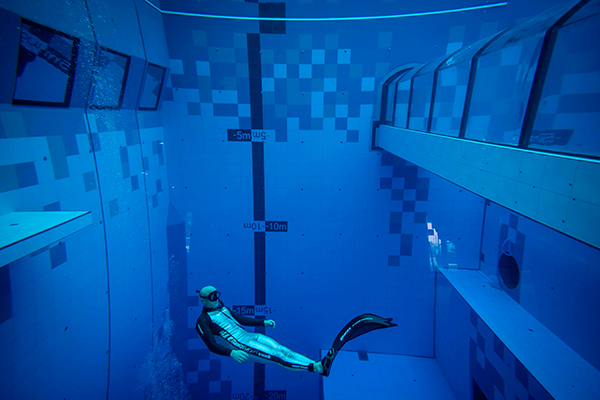 全球最深潜水池Deepspot，周六在波兰首都华沙附近开幕。一名潜水客探索和体验潜水的乐趣。（法新社）