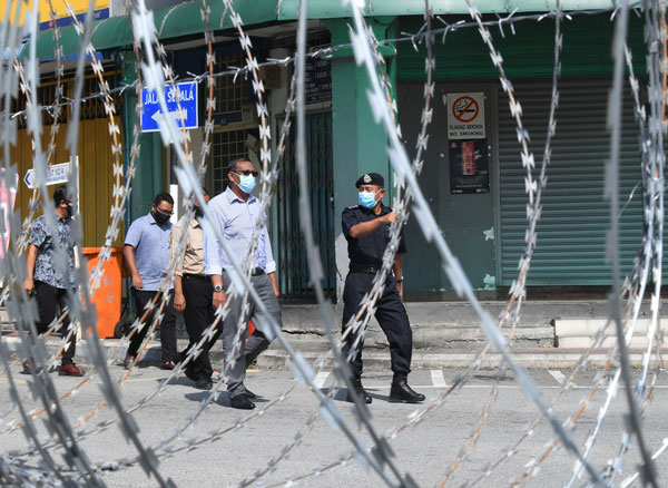 执法单位在无预警下直接封锁沙叻丁宜新镇商业区，却有400名住户得悉封锁消息后，直接不回家而成了漏网之鱼！