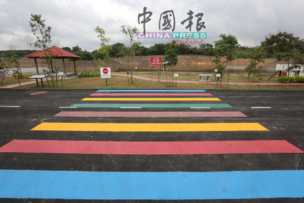 人行斑马线以各种颜色衬托，为公园增添活力色彩。