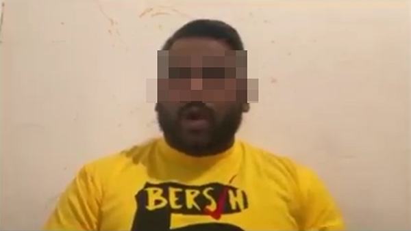 男子身穿黄色的净选盟衣服，在视频中指控警方殴打255名嫌犯至死。（图截取自视频）