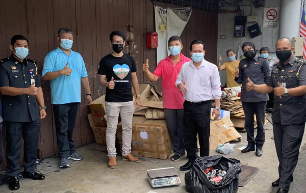 凯鲁阿哈（右3）到场视察清洁工作情况，并给予商家、居民及清洁工人打气，左起为莫哈末沙里尔、蔡永泉、陈炜建。