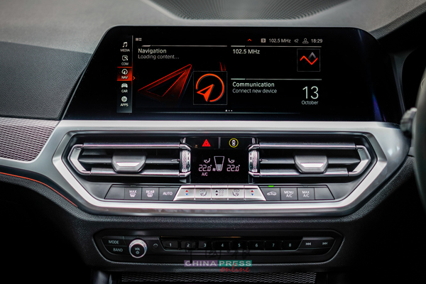 ▲中控台上10.25寸的触控屏幕，内含其专业导航（BMW Navigation Professional ）